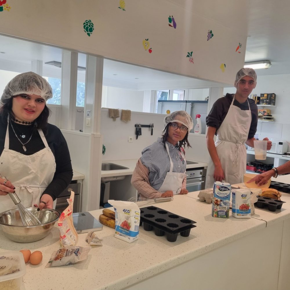 Les jeunes dans l'atelier cuisine réalisent les muffins