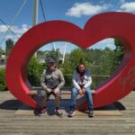 Deux personnes assises à l'extérieur du Musée dans un cœur