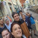 Selfie de groupe dans les rues de Carcassonne