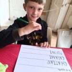 Un petit garçon s'exerce à la calligraphie