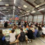 Les participants durant le repas dans le gymnase