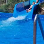 Deux personnes dans le toboggan