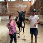 Deux jeunes à côté d'un cheval