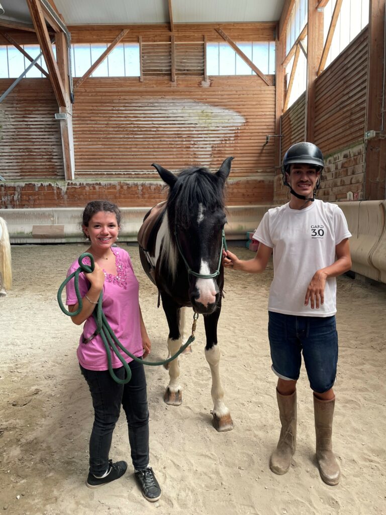 Deux jeunes à côté d'un cheval