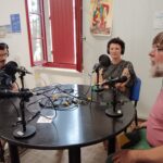 Deux résidents autour d'une table avec l'animateur radio pendant l'interview