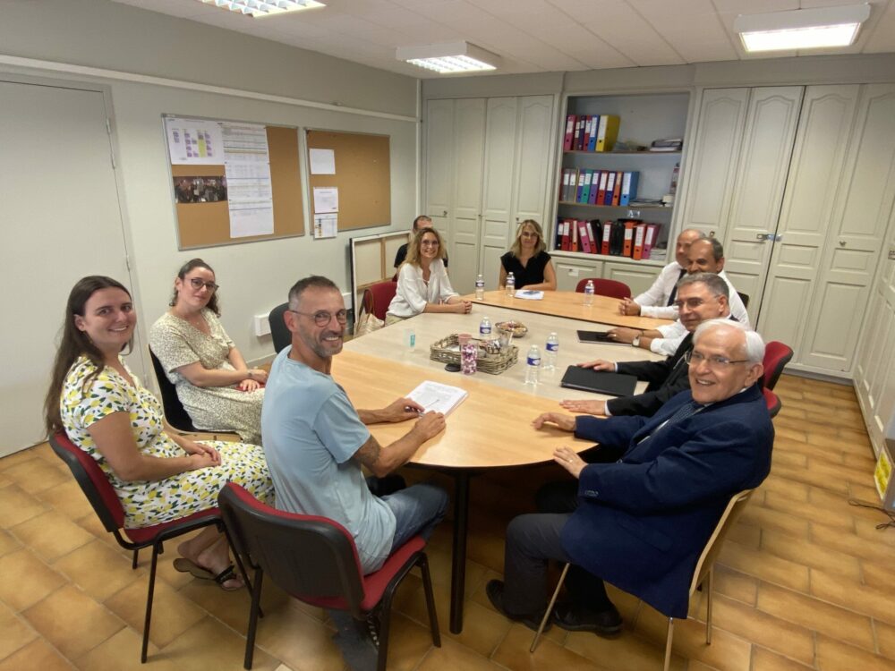 Joël Laporte (DASEN). Pierre Jacob (inspecteur ASH), Sylvaine Mailho (inspectrice éducation nationale / adjointe DASEN 1er degré), Maguelonne Mestre (inspectrice éducation nationale secteur Castelnaudary). Jean-Claude Rouanet, Laurent Guillaume (Directeur de la structure), entouré par une partie de son équipe (Philippe Milhau, Estelle Rodriguez, Fanny Sabuco, Lydie Alonzo, Nicolas Michelon et Brigitte Fabre)