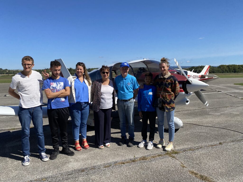 Les jeunes, leur éducatrice, Madame Cathala, avec les partenaires de l'aéroclub posent devant l'avion