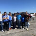 Les jeunes, leur éducatrice, Madame Cathala, avec les partenaires de l'aéroclub posent devant l'avion