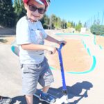 1 jeune sur le pumptrack avec la trottinette