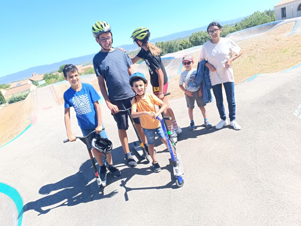 6 jeunes sur le pumptrack