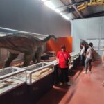 Quatre résidents dans le Musée des dinosaures