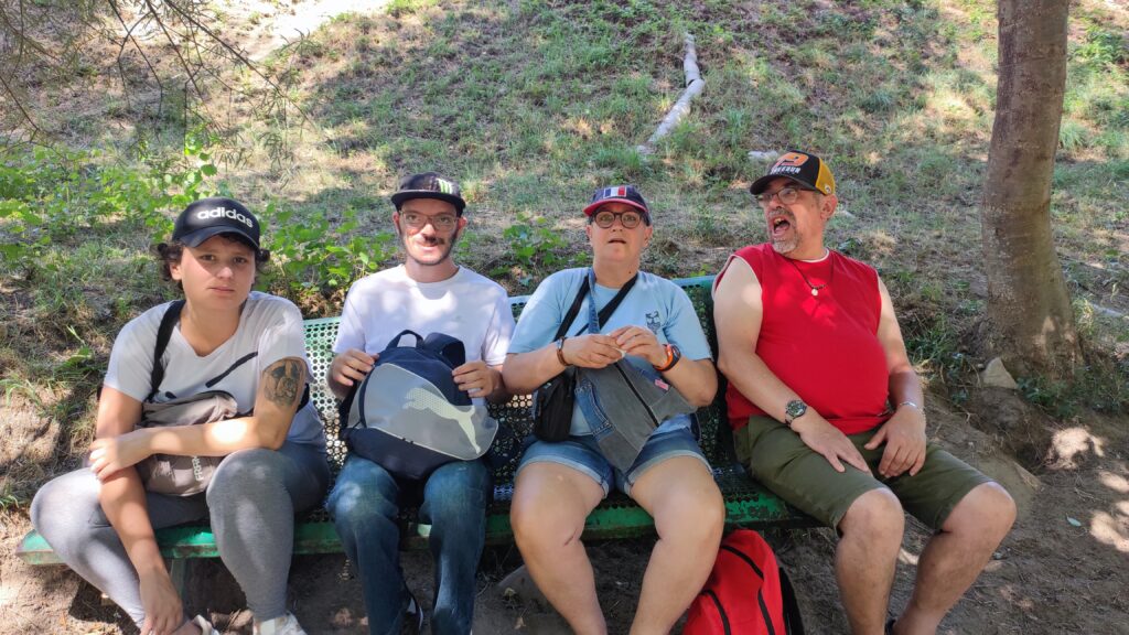 Quatre résidents sur un banc au bord de l'Aude