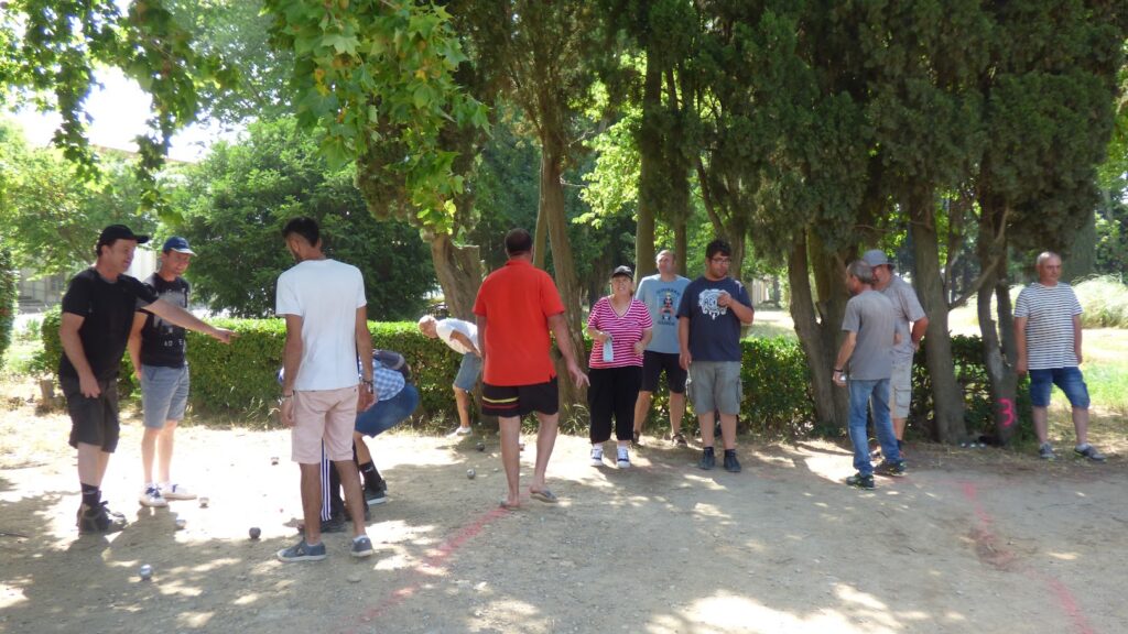 Une partie de pétanque