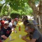 Les participants à table pour partager le repas réunionnais