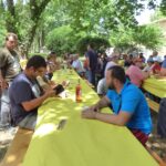 Les participants à table pour partager le repas réunionnais