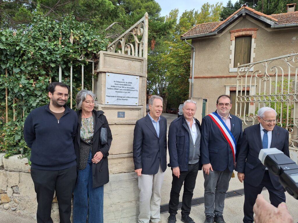 Les descendants de la famille Marcovici, le Maire de Capendu et le Président de l'APAJH Aude posent devant la plaque commémorative