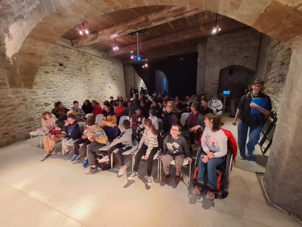 Les jeunes dans la salle