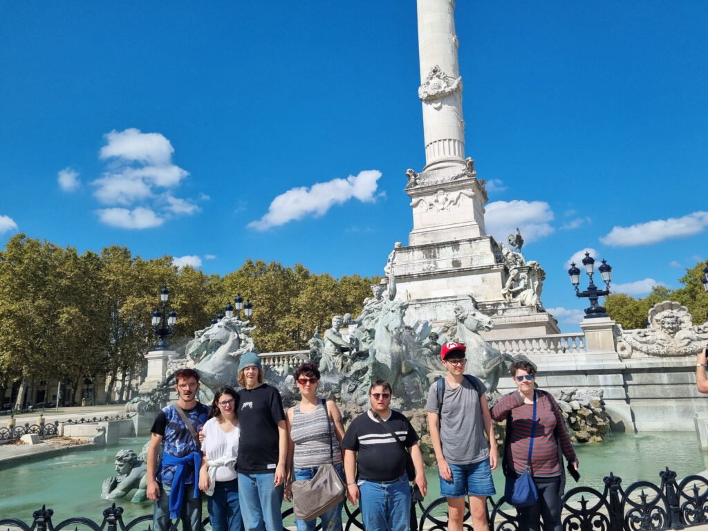 Photo de groupe devant une fontaine