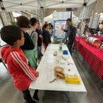 Les jeunes assistent à un atelier sur le recyclage