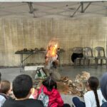 Les jeunes assistent à une démonstration avec le feu