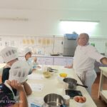 Franck Putelat et 3 enfants autour de la table de préparation