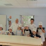 Photo de groupe : les 6 enfants accompagnés par Franck Putelat et Alexis Pocinho