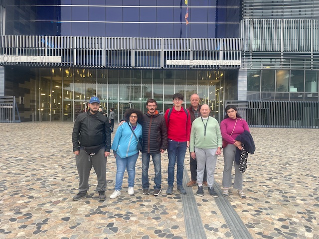 Photo de groupe devant l'Hôtel de Ville