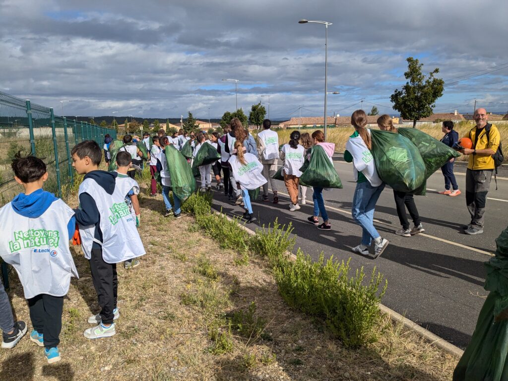 Les jeunes, avec leurs sacs poubelles, sur le bord de la route, ramassent les déchets