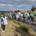 Les jeunes, avec leurs sacs poubelles, sur le bord de la route, ramassent les déchets