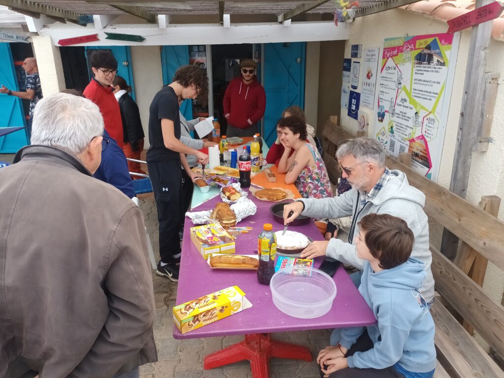 Goûter partagé entre tous les adhérents du club de voile