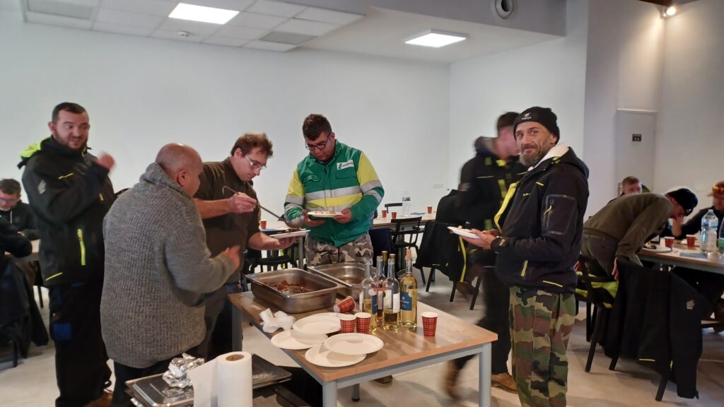 Les personnes autour du buffet, se servent le plat