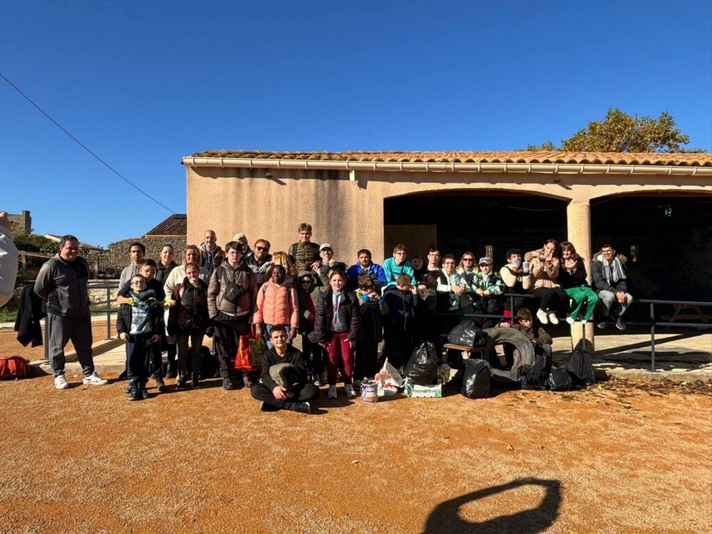 Photo de groupe devant le préau