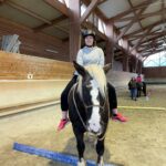 Une jeune sur un cheval