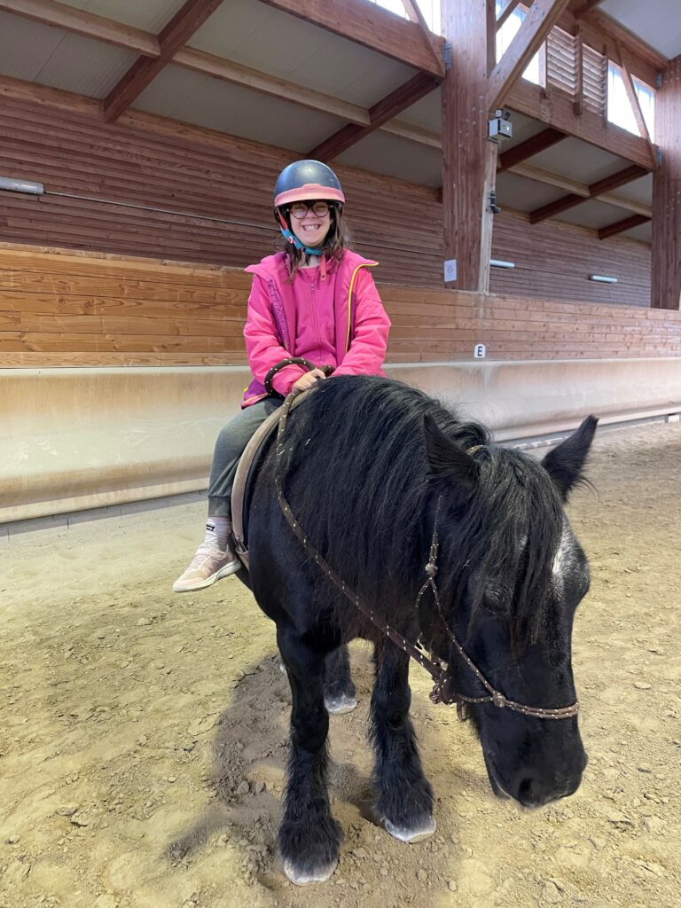 Une jeune fille sur un cheval