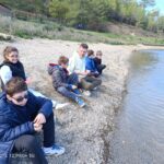 Le groupe assis sur le sable au bord de l'eau