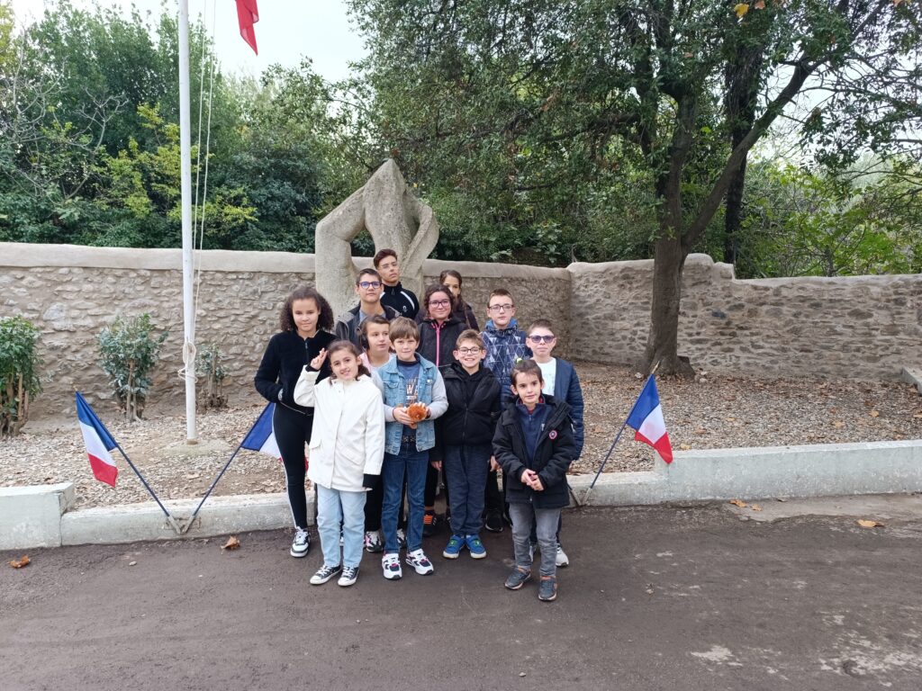 Les jeunes devant le monument aux morts