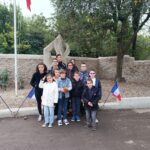 Les jeunes devant le monument aux morts