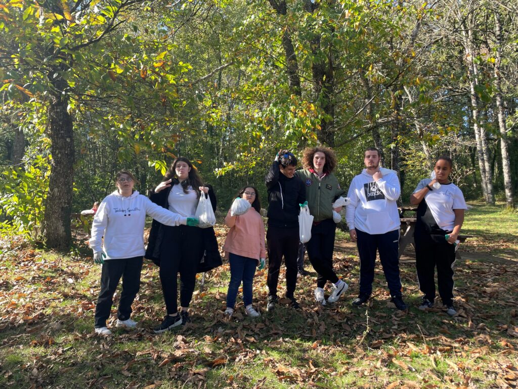 Photo de groupe avec les sacs de châtaignes