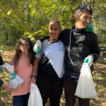 Trois jeunes posent avec leurs sacs de châtaignes