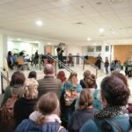 Les organisateurs et participants dans un hall