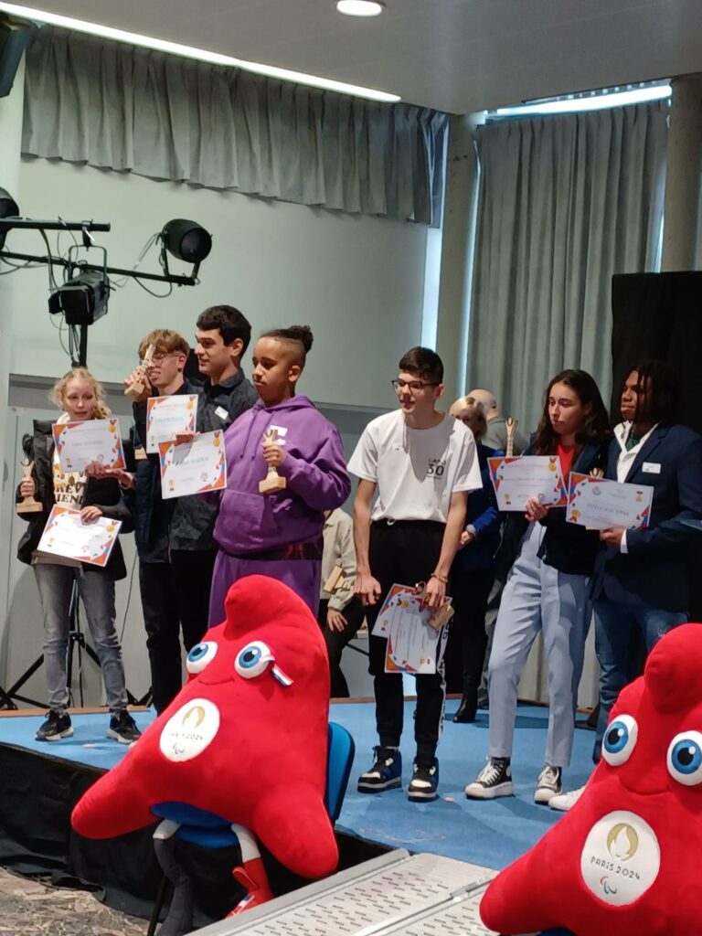 Les jeunes champions de Cenne-Monestiés sur scène avec leurs diplômes et leurs trophées