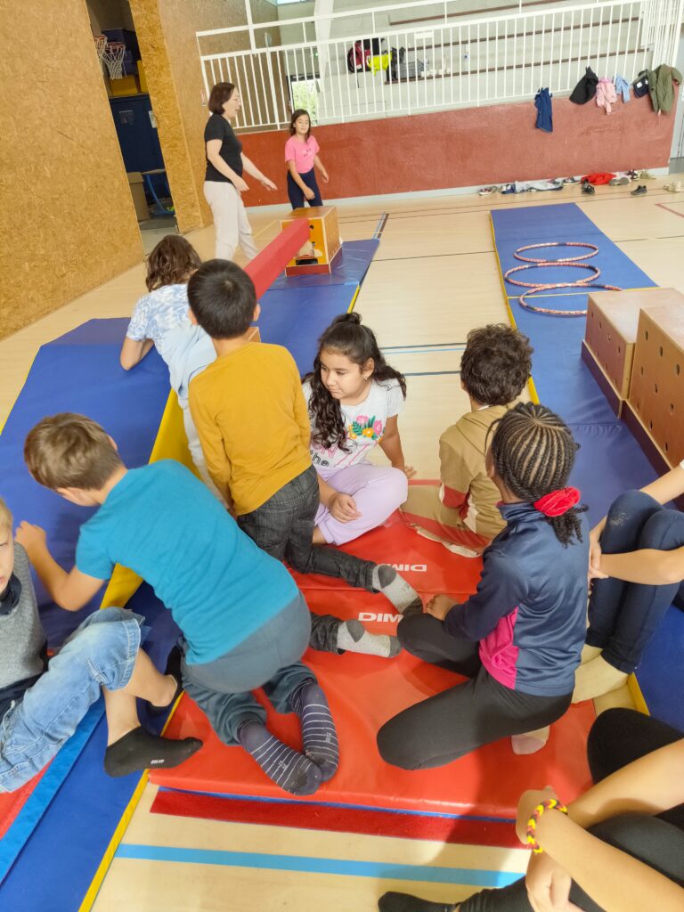 De nombreux enfants sur les tapis du parcours de psychomotricité