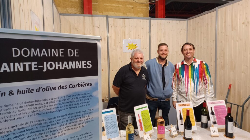 Des représentants du Domaine de Sainte-Johannès dans leur stand de présentation des produits