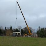 Les containers sont posés sur les fondations par une grue