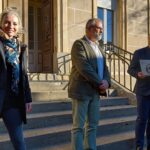 L'IEN ASH Pierre Jacob remet la plaque de labellisation au directeur (Yves Staimphin) et à l'enseignante Sandrine Martinez