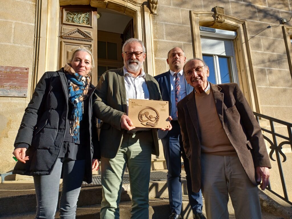 Sandrine Martinez (enseignante), Yves Staimphin (directeur), Pierre Jacob (IEN ASH) et Aimé Goût (Vice-président de l'APAJH Aude) présente la plaque de labellisation E3D.