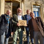 Sandrine Martinez (enseignante), Yves Staimphin (directeur), Pierre Jacob (IEN ASH) et Aimé Goût (Vice-président de l'APAJH Aude) présente la plaque de labellisation E3D.