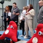 Les jeunes champions de Louis Signoles sur scène avec leurs diplômes et leurs trophées