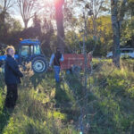 Deux jeunes près d'un tracteur