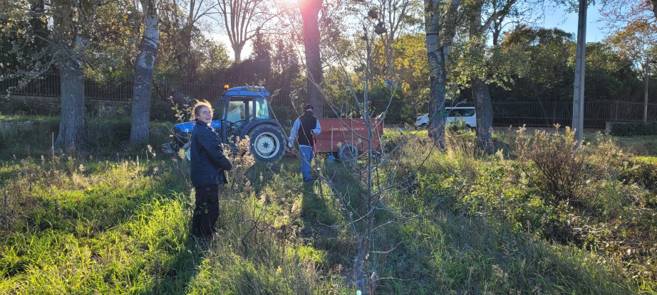 Deux jeunes près d'un tracteur